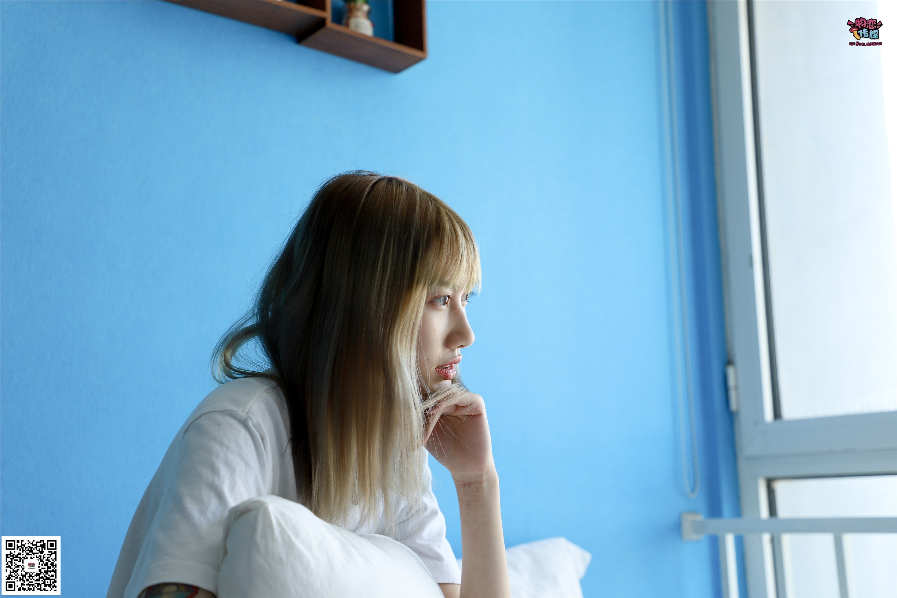 物恋传媒 No.002 酷酷的18岁黑丝少女，黑丝与白长筒袜的碰撞